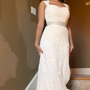 COPY - New and Classic Lace Wedding Dress. A friend’s store is closing.